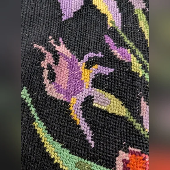 Vintage handcrafted textile art, featuring exquisite Floral hand embroidery - Picture 9 of 14